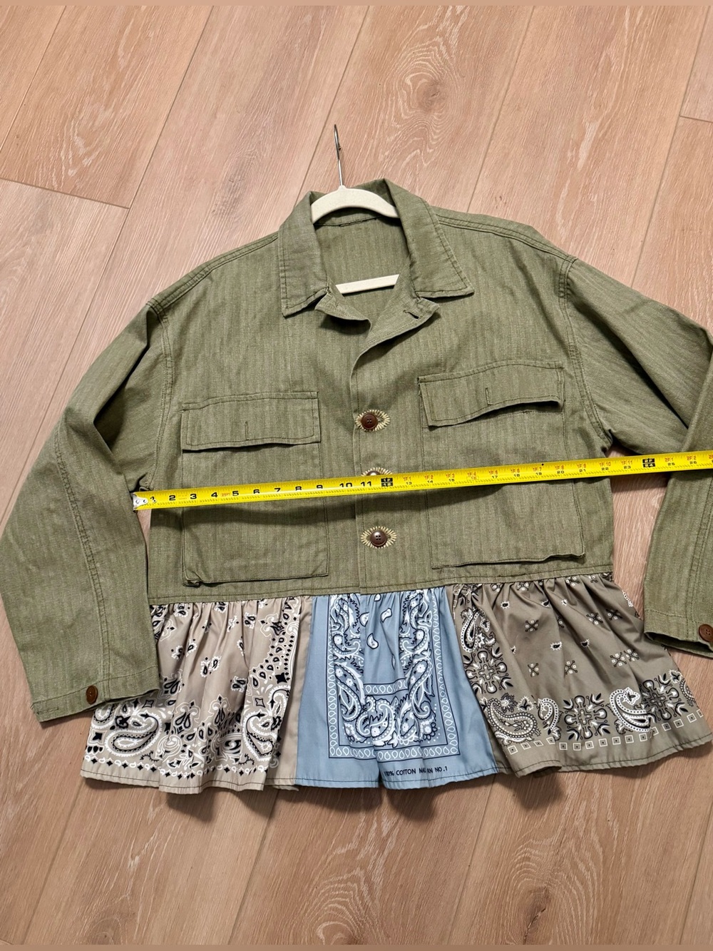 Vintage-Inspired Olive Green Denim Utility Jacket with Bandana Hem - Picture 4 of 7